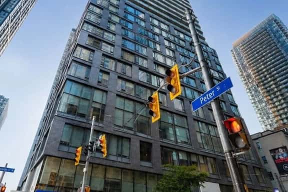 A Spacious self contained Studio Condo Downtown Toronto - Image 1