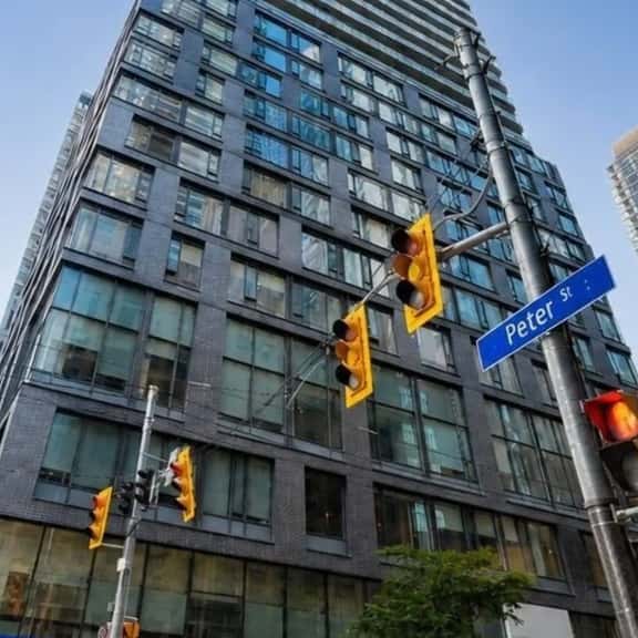 A Spacious self contained Studio Condo Downtown Toronto - Image 1